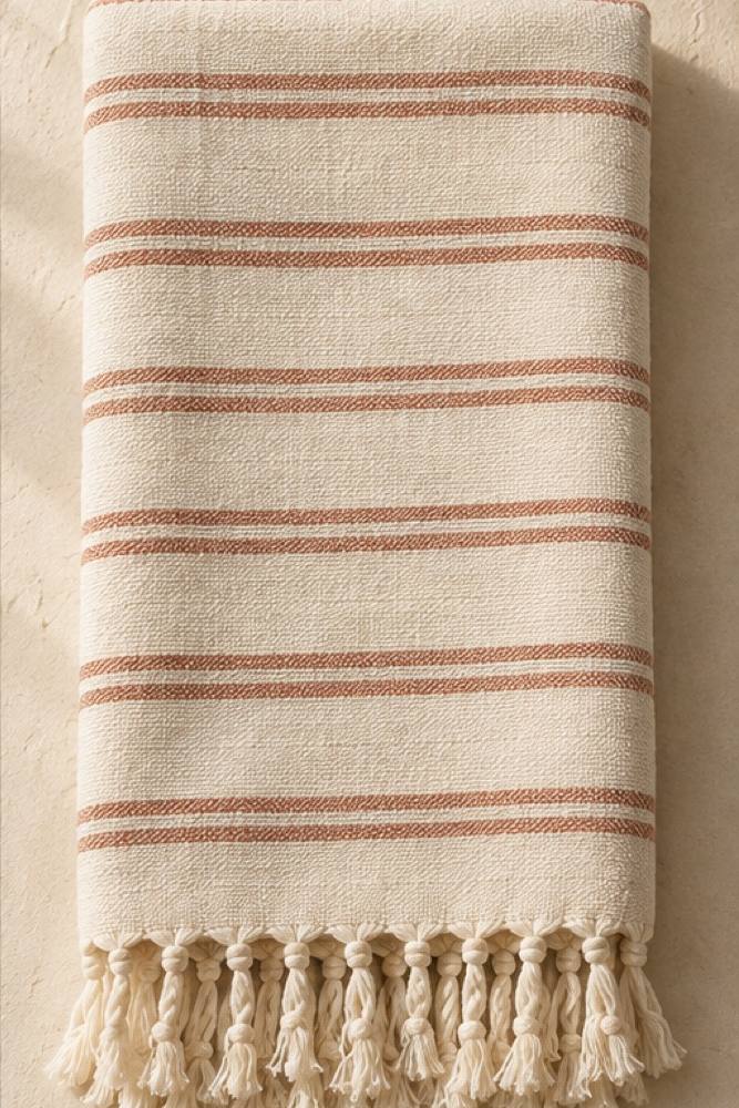 Concepto Tierra: peştemal marfil con rayas terracota y flecos