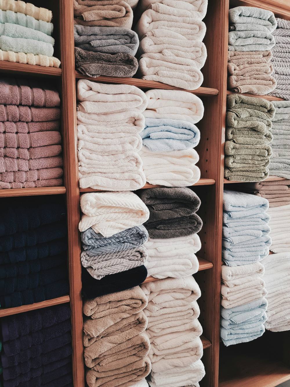 Estantería con toallas dobladas en varios colores